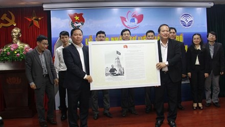 Reception des archives et des cartes de Hoang Sa et Truong Sa