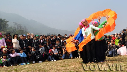 Le  roong poc, la descente aux champs des Giay