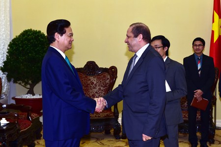 L’ambassadeur algérien au Vietnam reçu par Nguyen Tan Dung