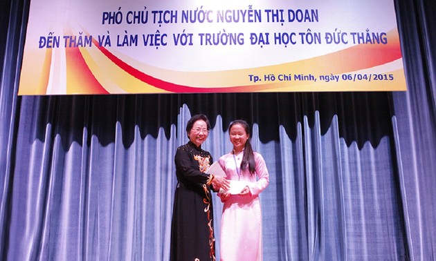 La vice-présidente Nguyên Thi Doan à l’université Tôn Duc Thang