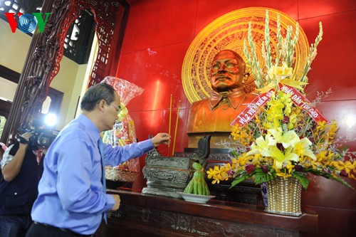 Nguyên Thiên Nhân rend hommage à l’ancien président Tôn Duc Thang