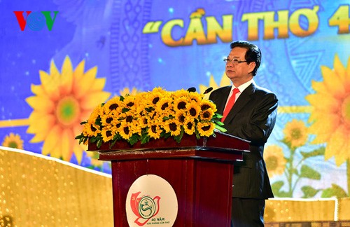 Les 40 ans de la réunification nationale fêtés à Hau Giang et à Can Tho