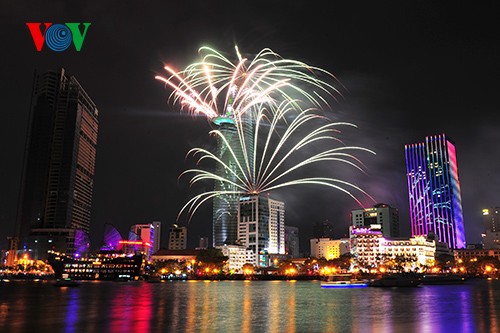 Feu d’artifice à l’occasion des 40 ans de la réunification nationale