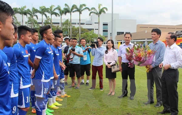 L’ambassadeur du Vietnam à Singapour encourage les footballeurs vietnamiens