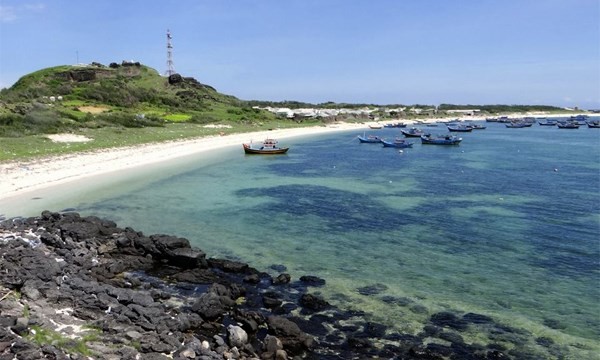 Construction d’une tour au drapeau sur l’île de Phu Quy