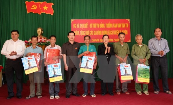 Cadeaux aux familles méritantes de la province de Ha Giang