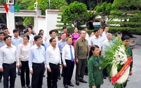 Nguyen Thien Nhan remet des cadeaux aux familles méritantes