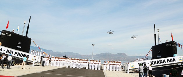 Hissage du drapeau pour deux sous-marins