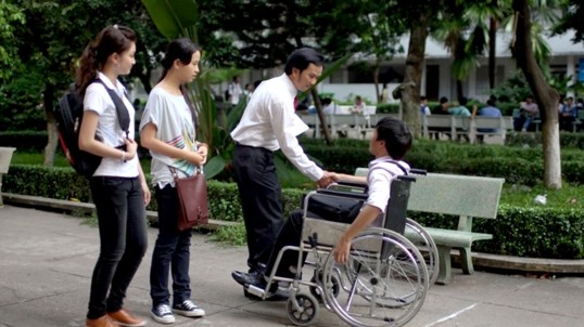 Les volontaires viennent en aide aux personnes handicapées de Quang Tri