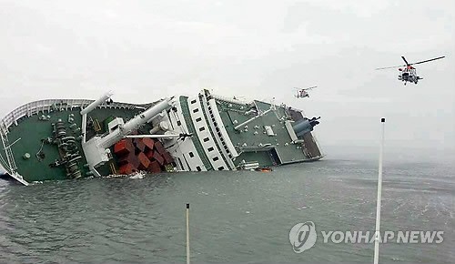 Des plongeurs commencent l'opération pour repêcher le ferry Sewol