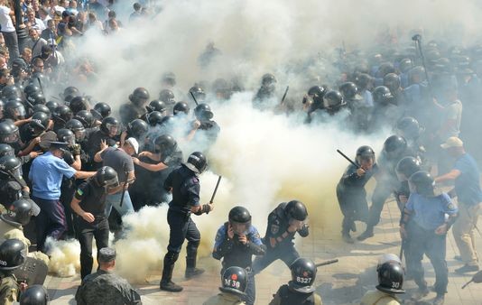 Un policier tué et de nombreux blessés devant le Parlement ukrainien