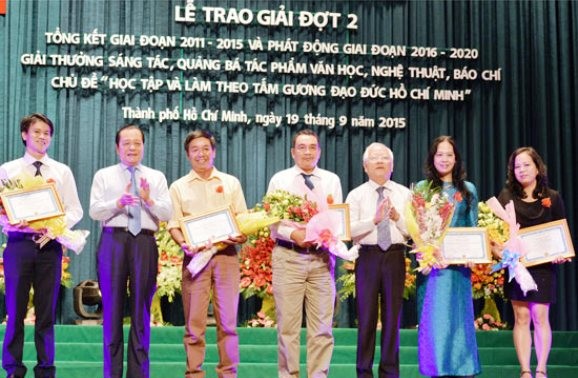 Remise de prix aux œuvres inspirées de l’exemple moral de Ho Chi Minh