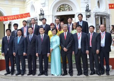 Truong Tan Sang rencontre les Vietkieu et les experts cubains