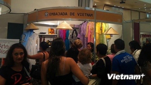 Le Vietnam à la foire des produits artinanaux du MERCOSUR