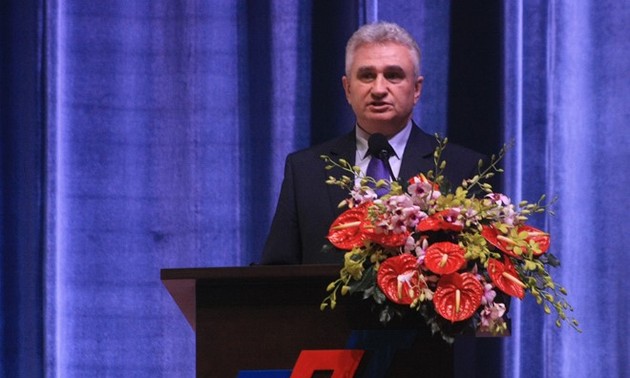 Le président du Sénat tchèque rencontre des étudiants de l’université Ton Duc Thang