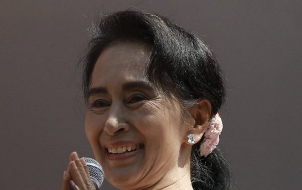 Myanmar : Aung San Suu Kyi rencontre le président pour amorcer une "transition pacifique"