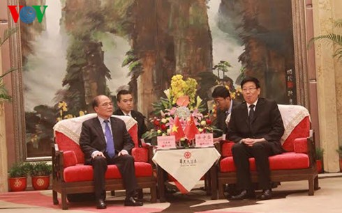 Nguyen Sinh Hung reçoit le secrétaire du comité du PCC du Hunan