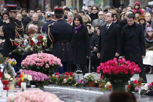 Attentats de Paris: la place de la République illuminée