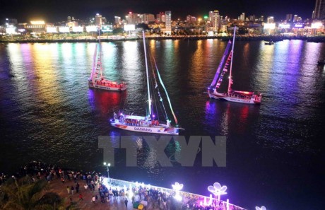 Clipper race 2015-2016 : défilé de voiliers sur le fleuve Han