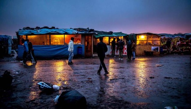 Calais: nuit calme avant la poursuite du démantèlement 