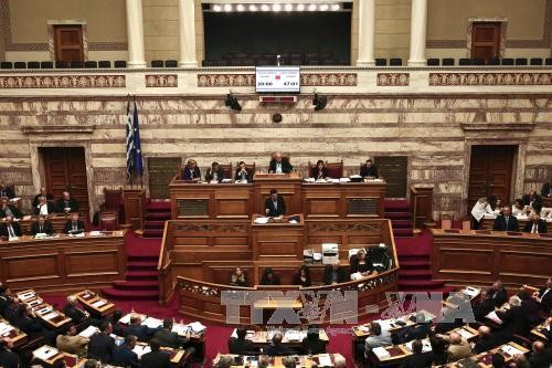 Grèce: le Parlement adopte les réformes controversées des retraites et de l’impôt