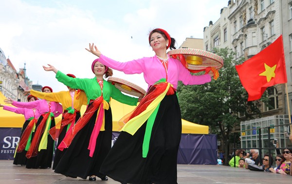 Le Vietnam impressionne à la fête des ethnies en République tchèque