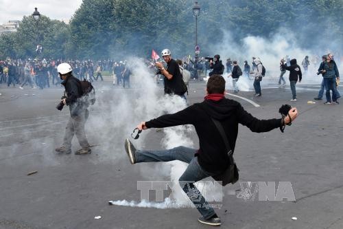 Violences et interpellations lors de la manifestation contre la Loi travail à Paris