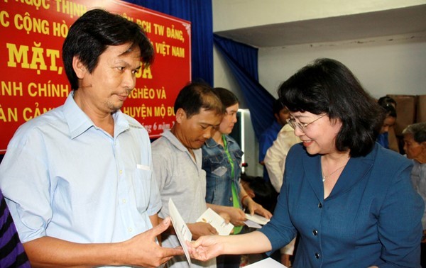 Dang Ngoc Thinh rend visite à des familles démunies de Quang Nam