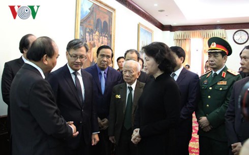 Des dirigeants vietnamiens rendent hommage à l'ancien président de l'AN lao Saman Viyaket