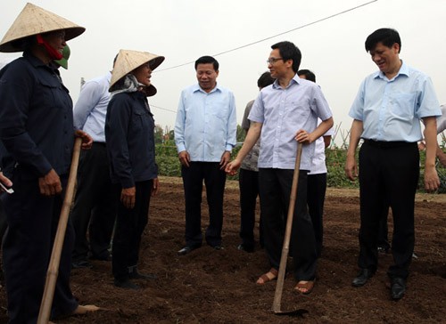 Vu Duc Dam discute avec les autorités de Bac Ninh de l’hygiène alimentaire