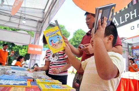 Salon du livre de Hanoï 2016 : resserrer les liens familiaux 