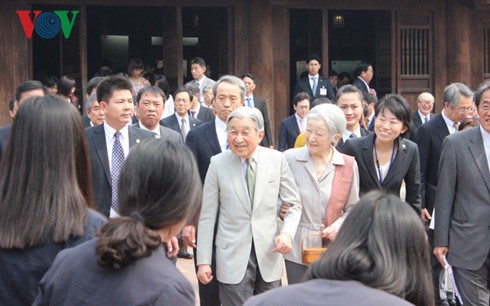 L’empereur du Japon rencontre d’anciens étudiants vietnamiens au Japon