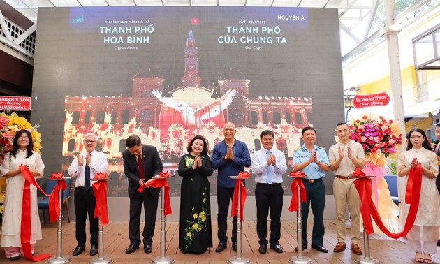 Hanoï: exposition et lancement des ouvrages photo “50 ans de force du Vietnam” et “Ville de la paix – Notre ville”