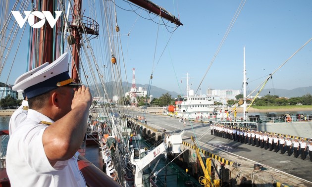 Vietnam’s sailing ship makes a friendly visit to Singapore