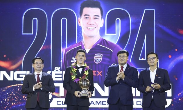 Vietnam Golden Ball 2024 goes to striker Tien Linh, forward Thuy Trang 