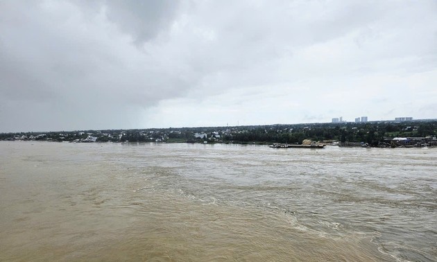 Flash floods, landslides raging in central Vietnam 