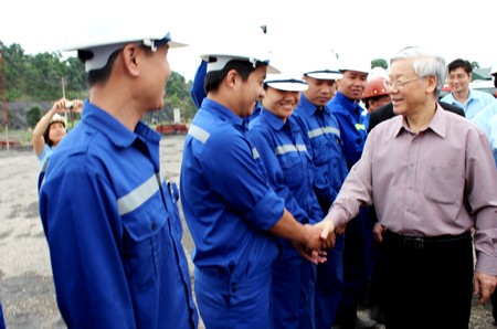 Sekjen Nguyen Phu Trong melakukan kunjungan kerja di provinsi Quang Ninh