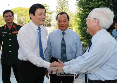 Presiden Truong Tan Sang mengunjungi dan mengucapan selamat tahun baru kepada rakyat kota Ho Chi Minh