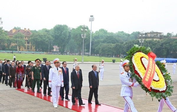 Pimpinan Partai dan Negara masuk mousolium untuk berziarah kepada Presiden Ho Chi Minh