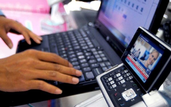 Teknologi informasi membantu lembaga-lembaga swadaya masyarakat meningkatkan hasil-guna melayani komunitas