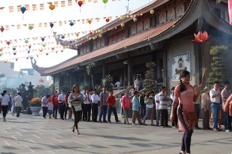 Warga kota Ho Chi Minh melakukan pemujaan di pagoda pada awal Tahun Baru