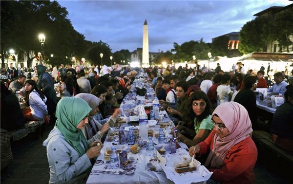 Umat Muslim di dunia memulai bulan Ramadhan