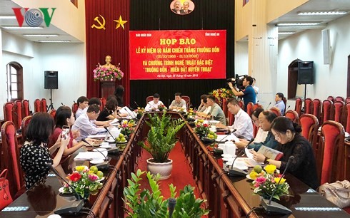 Program kesenian “Truong Bon-Daerah bumi legendaris” sehubungan dengan peringatan ulang tahun ke-50 Kemenangan Truong Bon