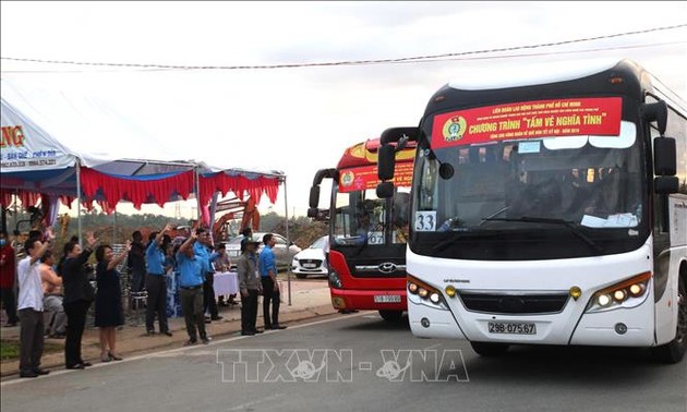 Kendaraan-kendaraan musim semi membawa kaum pekerja pulang kembali ke kampung halaman untuk merayakan Hari Raya Tet