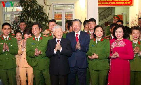 Sekjen, Presiden Nguyen Phu Trong mengunjungi dan mengucapkan selamat Hari Raya Tet kepada beberapa unit pada malam alih tahun