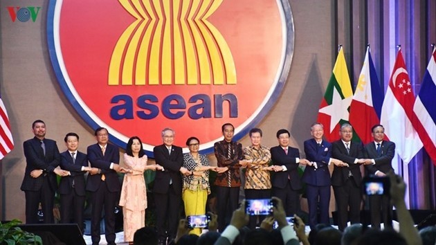 Masa dua puluh lima tahun Viet Nam memberikan sumbangan dan mendorong hubungan luar negeri ASEAN