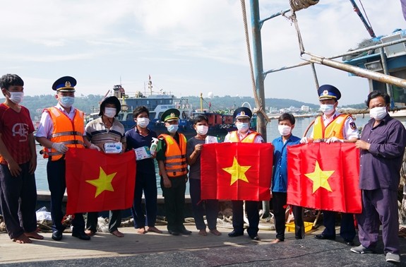 Polisi Laut Berjalan Bersama dengan Nelayan Kabupaten Pulat Bach Long Vi