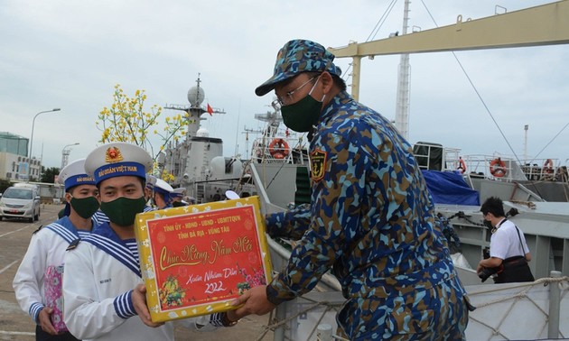 Kunjungan dan Pemberian Bingkisan Hari Raya Tet kepada Komandan, Prajurit dan Rakyat Kawasan Laut dan Pulau di Kawasan Barat Daya Tinggalkan Kesan dan Perasaan Baik