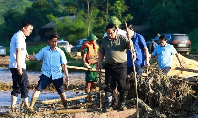 PM Vietnam, Pham Minh Chinh Membimbing Pekerjaan Mengatasi Akibat Topan dan Banjir di Desa Lang Nu