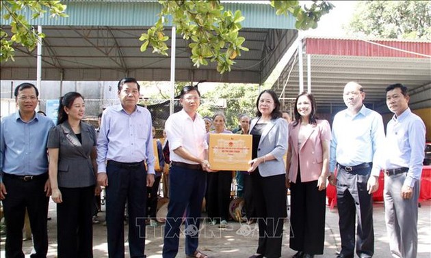 Wapres Vo Thi Anh Xuân Kunjungi dan  Berikan Bingkisan kepada Warga yang Terdampak Topan  dan Banjir di Provinsi Bac Giang